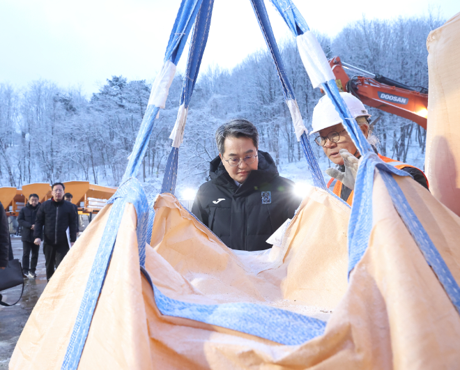 김동연 경기도지사, 수원 제설현장 점검 / 경기도청