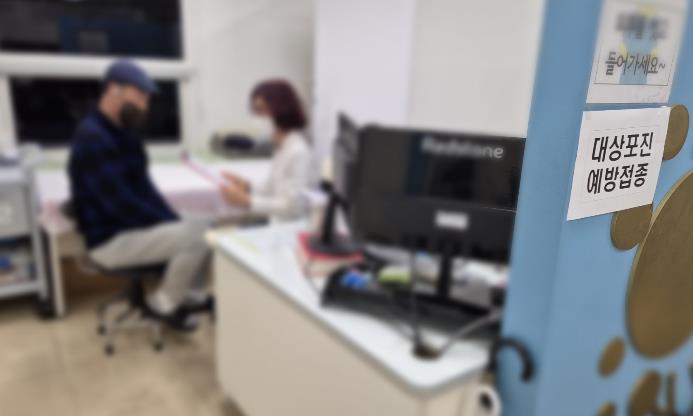 도봉구민이 도봉구 지정 의료기관에서 대상포진 예방접종을 받고 있다.