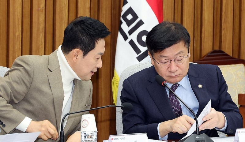 국민의힘 공약개발본부 1차 회의, 얘기 나누는 장동혁-정점식(사진=연합뉴스)