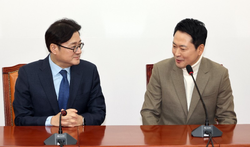 장동혁 대표와 홍익표 정무수석(사진=연합뉴스)