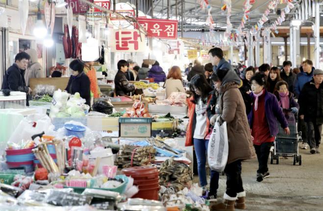 온누리상품권 환급행사가 진행되는 서부시장 모습