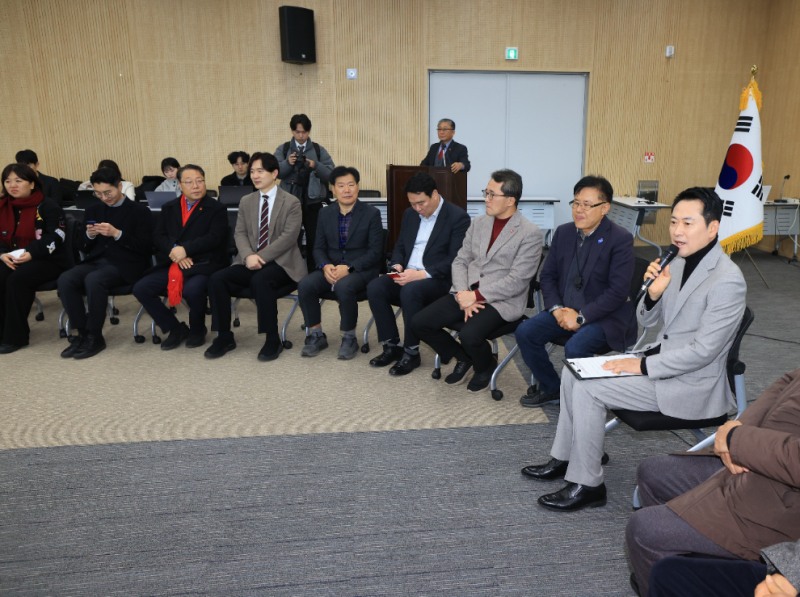 간담회서 발언하는 장동혁 대표(사진=연합뉴스)