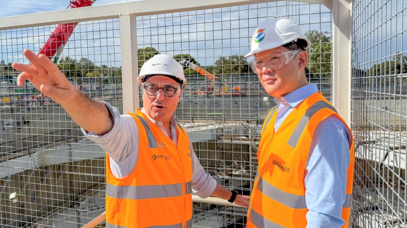 GS건설 허윤홍 대표(사진 오른쪽)가 2024년 수주해 수행중인 SRL현장을 현지 관계자들과 함께 둘러보며 공사진행 현황을 직접 점검하고 있다.(사진=GS건설)