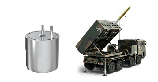 SM벡셀 배터리사업부문이 코리아디펜스인더스트리(KDI)에 납품 완료한 방산용 리튬 앰플전지(왼쪽)와 한국형 다연장로켓체계 천무(K-239)의 230mm급 무유도탄 사격 장면.(사진=SM그룹)