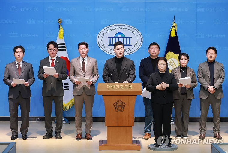 김재섭 (가운데) 국회의원 (사진=연합뉴스)