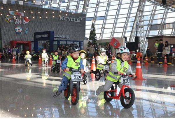 지난 7일, 광명스피돔에서 열린 밸런스바이크 월드 챔피언십에 출전한 어린이들이 밝게 웃으며 달리고 있다. (사진=국민체육진흥공단)