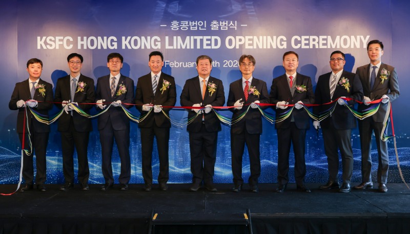 한국증권금융 김정각 대표이사 사장(사진 가운데)이 홍콩법인 출범식에서 기념촬영을 하고 있다. 사진=한국증권금융