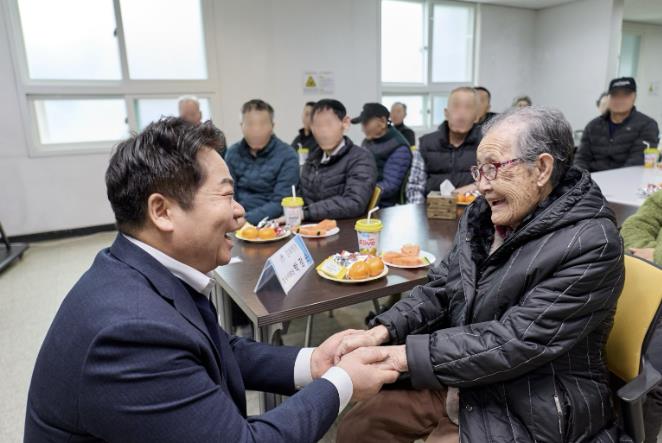 오세현 아산시장이 온양정애원 어르신과 인사나누는 모습