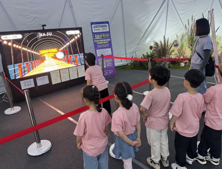 ‘2025 나주영산강축제’에서 방문객이 메타버스 지원센터 사업으로 제작된 메타버스 콘텐츠를 체험하고 있다.(사진 제공-나주시)