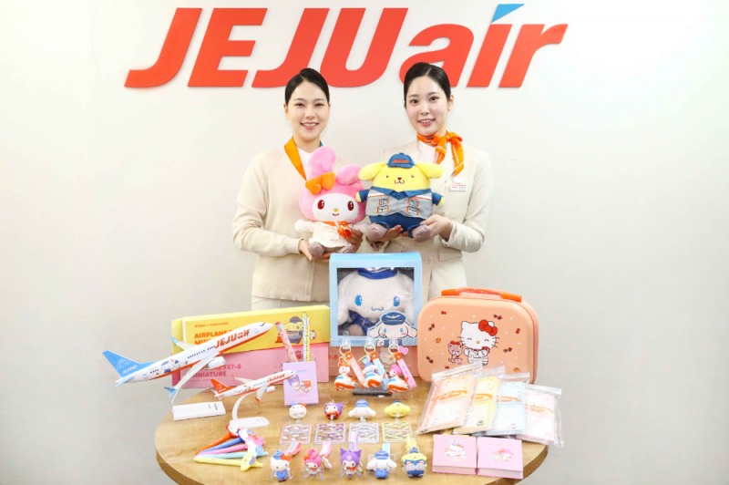 제주항공 객실승무원이 제주항공X산리오캐릭터즈 굿즈를 선보이고 있다..(사진=제주항공)
