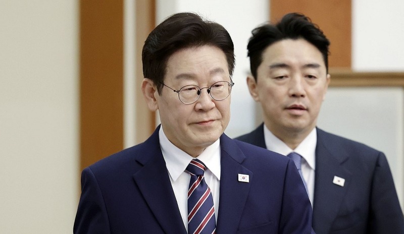 수석보좌관회의 입장하는 이재명 대통령과 강훈식 비서실장(사진=연합뉴스)