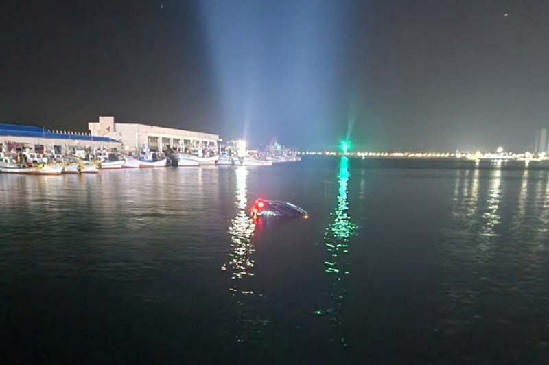 바다에 추락한 승용차(사진=연합뉴스)