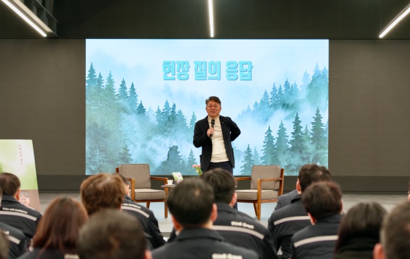 곽재선 회장이 설 명절을 앞두고 자신의 저서 ‘곽재선의 창’ 북 콘서트(Book concert)를 갖고 임직원들과 소통하는 뜻 깊은 시간을 가졌다.(사진=KGM)