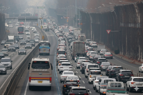 (사진=연합뉴스) 설 연휴를 앞둔 13일 서울 서초구 잠원IC 인근 경부고속도로 차량 통행이 정체되고 있다.