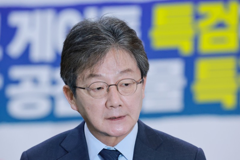 유승민 전 의원이 국회 로텐더홀에서 단식 중인 국민의힘 장동혁 대표를 만난 뒤 취재진과 인터뷰하고 있다. 사진=연합뉴스