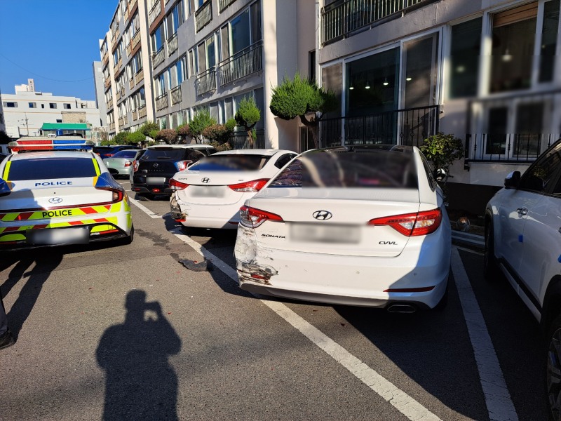 18일 오전 9시께 부산 영도구 한 아파트 단지 야외 주차장에서 발생한 차량 다중 충돌 사고 현장에서 영도경찰서 관계자가 사고 경위를 확인 및 촬영하고 있다./ 사진=부산경찰청