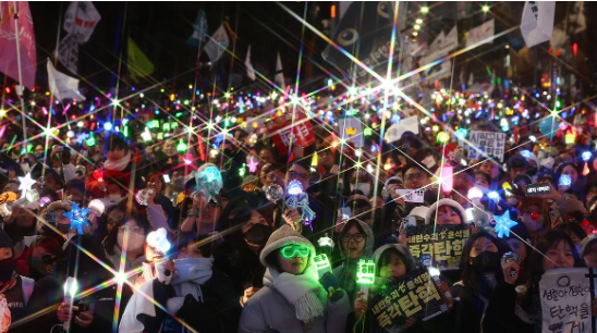 탄핵 가결 집회에 나선 시민들(사진=연합뉴스)
