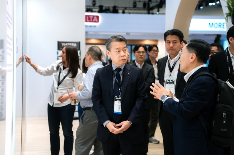 LX하우시스 노진서 사장(사진 가운데)이 LX하우시스 전시관을 살펴보고 있는 모습.(사진=LX하우시스)