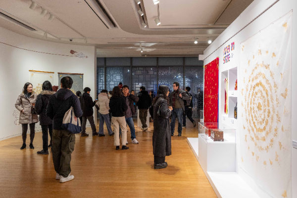 한국 전통공예 작품을 감상 중인 뉴욕한국문화원 전시장을 찾은 관람객들