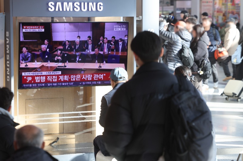 법원 선고를 지켜보는 시민들(사진=연합뉴스)