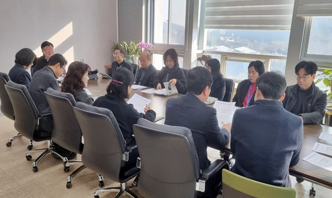 기장군관계자들이 지역제품 구매확대를 위한 회의를 진행하고 있다.(사진제공=부산 기장군)