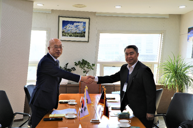 법제처(처장 조원철)는 2월 20일, 라오스 국립대학교 법정대학 솜데트 깨오봉삭(Somdeth Keovongsack) 학장이 법제처와의 교류 및 협력 방안을 논의하기 위해 법제처를 방문했다.(사진=법제처)