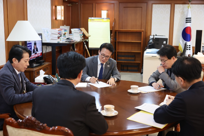 더불어민주당 충청북도 지역 국회의원들(임호선, 송재봉, 이강일 의원)이 김민석 국무총리를 만나 충북 발전의 핵심 현안 해결을 위한 정부 차원의 적극적인 지원을 건의했다. 사진제공=임호선 의원실