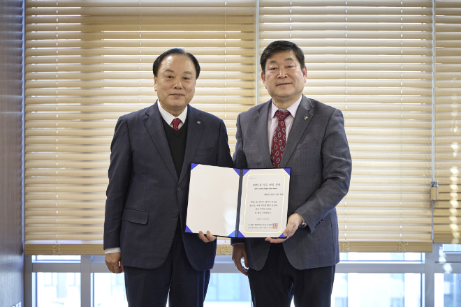 '2026 K-뷰티 한류 대상' 수상자 토니모리 배해동 회장(좌)ㆍK-헬스케어학회 문형남 회장(우).(사진=토니모리)