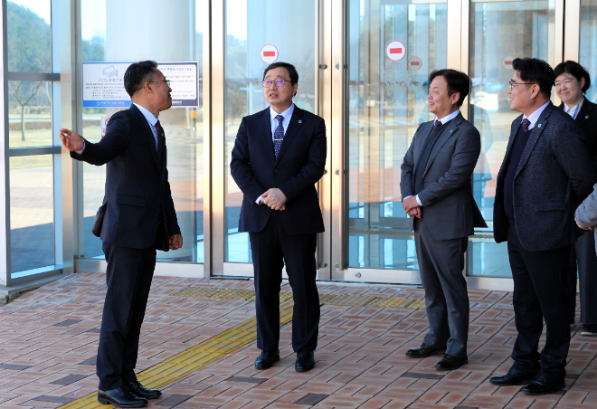 국립해양생물자원관 김현태 관장(가운데). 사진=국립해양생물자원관