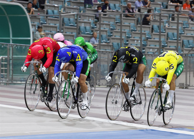 광명스피돔에서 우수급 선수들이 결승선을 향해 달려오고 있다.(사진=국민체육진흥공단)