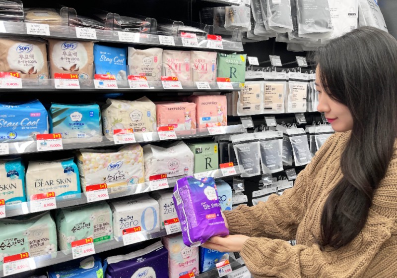 GS25, 신학기 맞아 간편식·생리대 등 1500여종 할인 행사