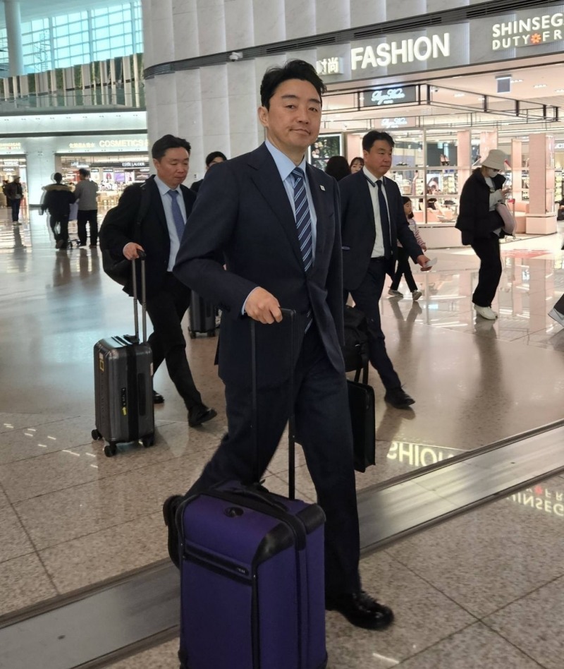 출국하는 강훈식 대통령 비서실장(사진=연합뉴스)