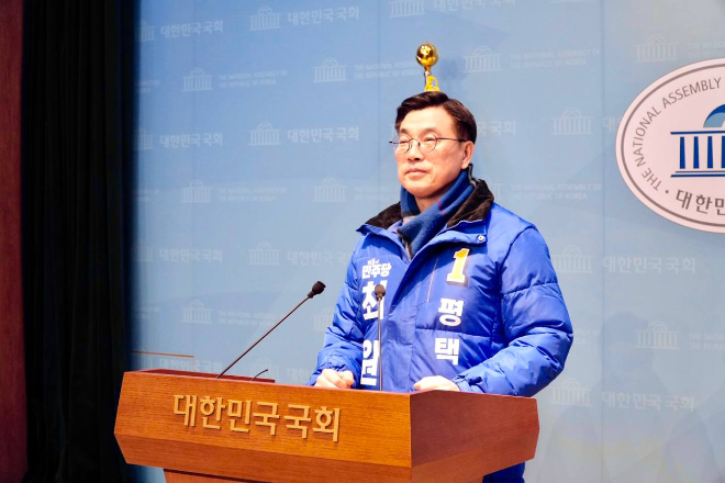 최원용 평택시장 예비후보가 24일 오후 국회 소통관에서 기자회견을 진행하고 있다. 사진=최원용 평택시장 예비후보