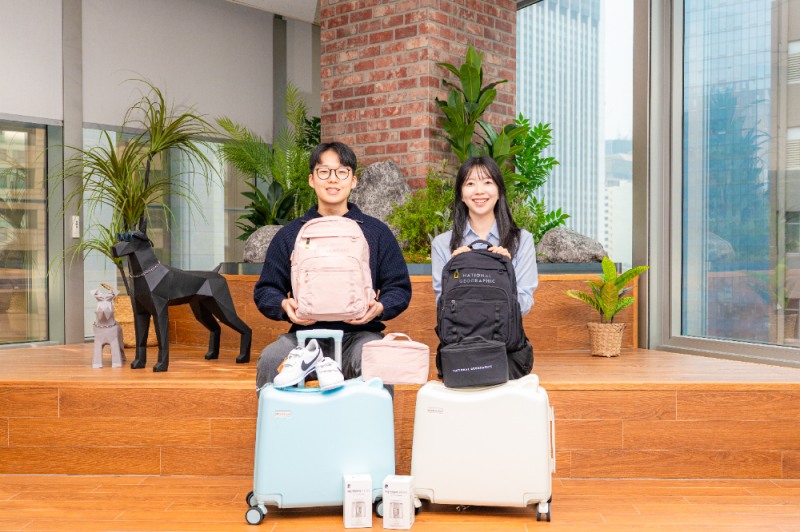 동국제강그룹 임직원이 ‘초등 입학 자녀 응원 선물’과 함께 기념사진을 촬영하는 모습.(사진=동국제강그룹)