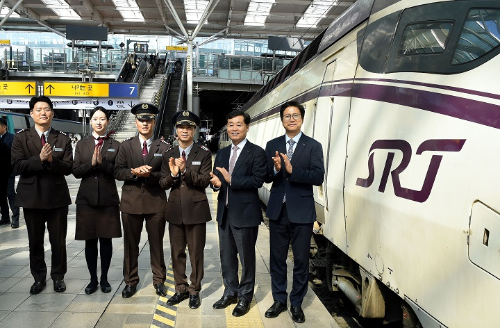 정왕국 에스알 대표이사(사진·왼쪽에서 다섯 번째)는 25일(수) 서울역을 찾아 처음으로 서울역 교차운행을 시작한 SRT를 점검했다.(사진=SR)