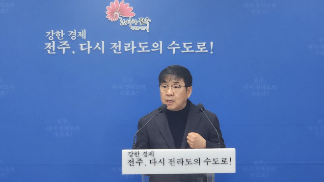 ▲이영섭 전주시 도서관평생학습본부장이 기자회견을 갖고 있다.(사진=전주시)