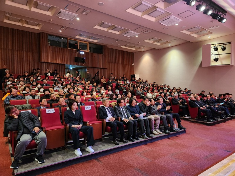 ▲ 인천 서구의 중요 정치인들이 식전 행사를 관람하고 있다.