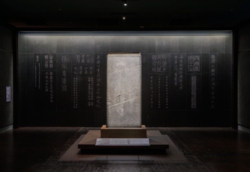 비석의 글씨를 모아 9m 너비의 포스아트로 재연한 옛 비석의 벽.(사진=포스코그룹)