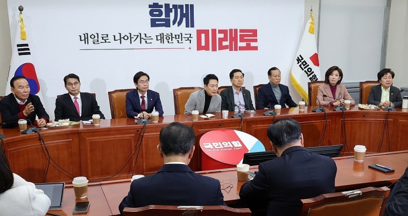 중진 의원들과 비공개 면담 갖는 장동혁 대표(사진=연합뉴스)