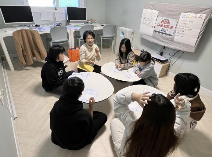 프로그램에 참여한 소원면 예비 중학생들의 활동 모습.