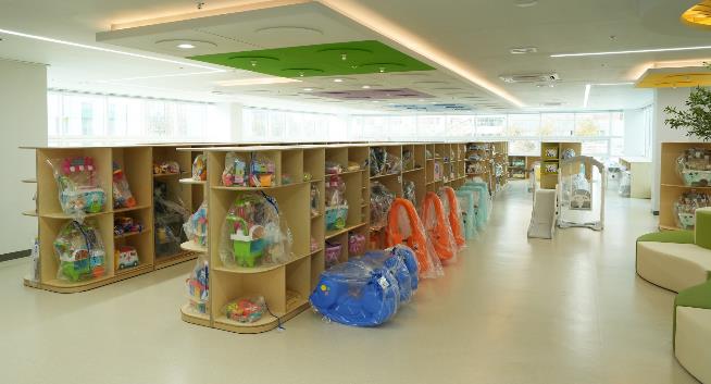 나주시가 27일 빛가람꿈자람센터 육아지원센터(장난감도서관, 놀이체험실)를 정식 개관했다. 사진은 1500여 점의 장난감을 구비한 장난감도서관 모습.(사진 제공-나주시)