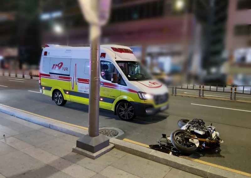 28일 오전 부산 해운대구 중동 그랜드조선호텔 앞 해운대해변로에서 발생한 오토바이 단독사고 현장에 구급차가 출동해 있다. / 사진=부산경찰청