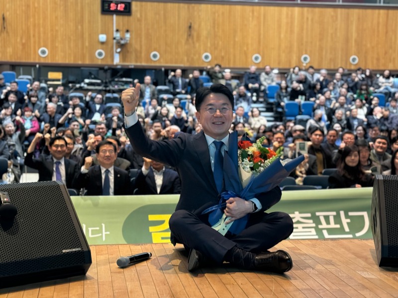 김희철 연수구청장 예비후보가 지지자들과 화이팅을 외치고 있다.