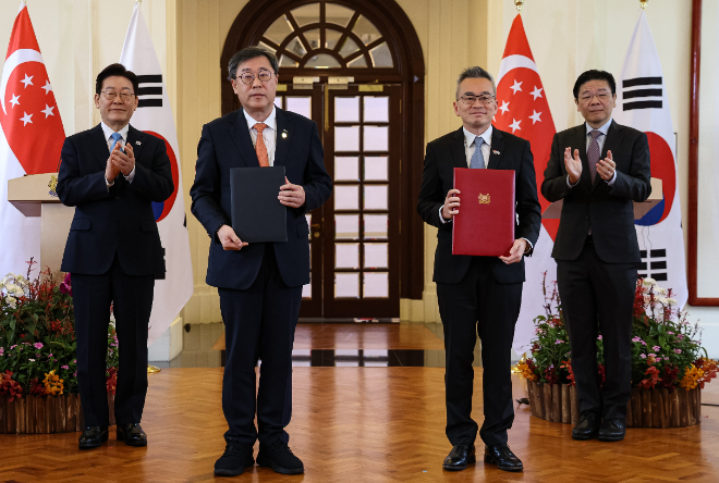 박윤규 정보통신산업진흥원장과 찬 찬 싱가포르 홈팀과학기술청 청장이 2일 싱가포르 외교부 청사에서 이재명 대통령과 로런스 웡 싱가포르 총리가 참석한 가운데 공공안전분야 AI 및 디지털 기술 협력에 관한 MOU를 체결한 뒤 기념촬영을 하고 있다. (사진=연합뉴스)