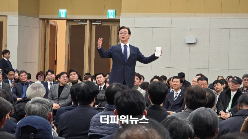 전재수 전 장관이 2일 부산항 국제전시컨벤션센터 출판기념회에서 오케스트라를 지휘하듯 연설하고 있다. / 사진=이승렬 기자