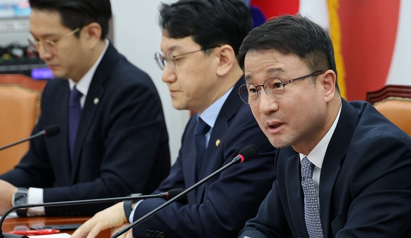 현안 관련 기자간담회 갖는 한병도 원내대표(사진=연합뉴스)