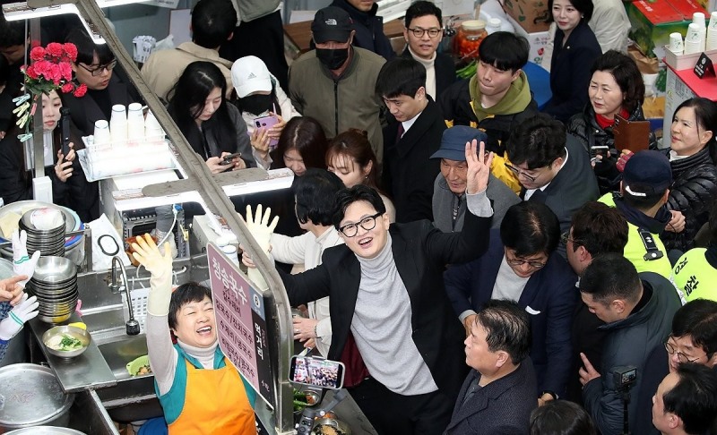 대구 서문시장 찾아 인사하는 한동훈(사진=연합뉴스)
