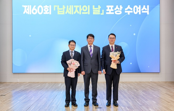 지엠비코리아(주)대표이사 송병영(왼쪽에서 첫번째)과 에스씨케이컴퍼니 손정현 대표이사(왼쪽에서 세번째)가 재정경제부 장관 표창을 수상하고 유영한 부산본부세관장(가운데)과 기념촬영.(사진제공=부산본부세관)