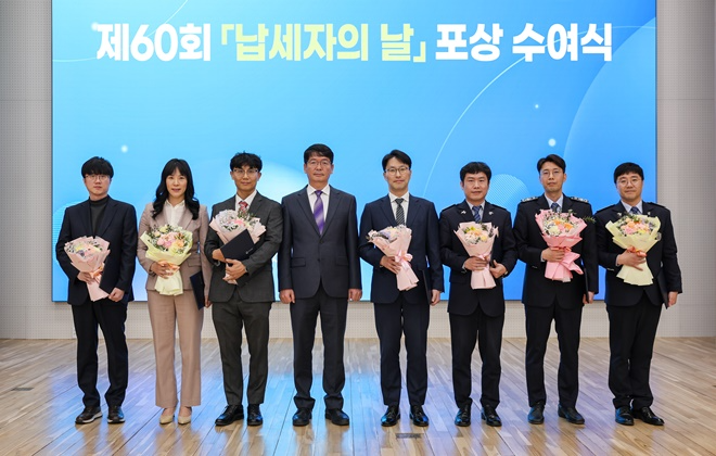 우수공무원으로 선정된 부산세관 직원이 부산본부세관장과 단체기념촬영.(사진제공=부산본부세관)