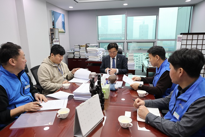 지난 2월 13일 공주석(우측 맨 앞) 위원장이 이용우 의원에게 정치기본권 보장 필요성을 설명하며 개정 관련 주요 자료를 설명하는 모습.(제공=공노총)